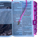 Kit Bíblia Jumbo 100% Glitter Pink com Abas adesivas e Pingente Cp dura Acolchoada + caneta + devocional